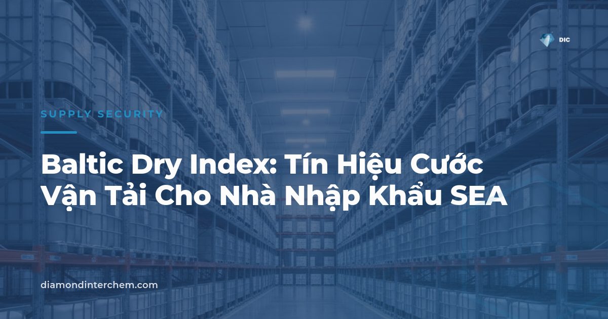 Các bồn IBC xếp trên kệ trong kho hàng, minh họa phương thức vận chuyển hóa chất lỏng bằng IBC drum