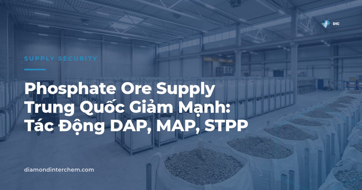Ảnh quặng phosphate và container cảng biển minh họa phosphate ore supply bị siết chặt