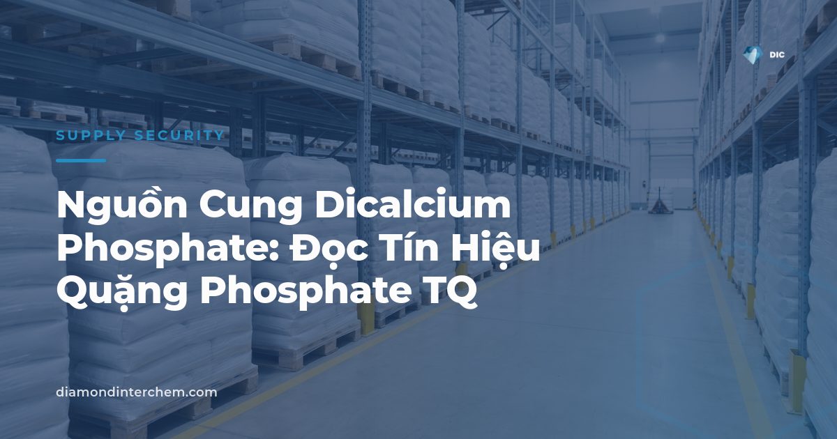 Các bao nguyên liệu dạng bột xếp trên pallet trong kho hàng, minh họa tồn kho nguyên liệu phosphate đóng bao