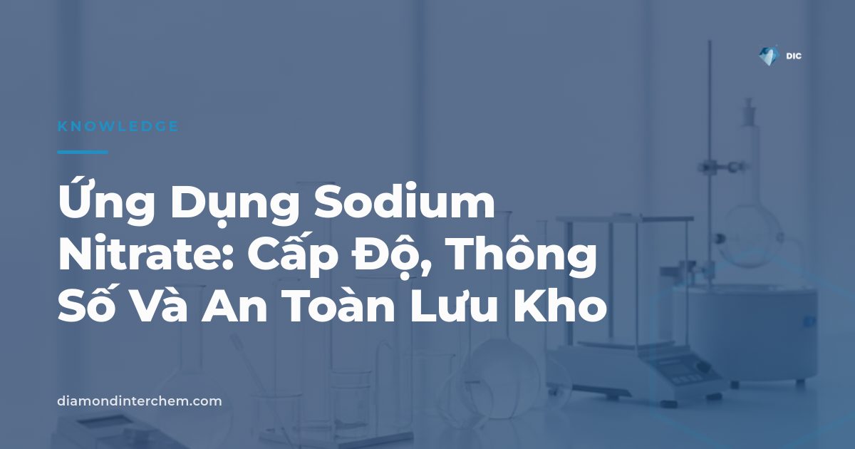 Phòng thí nghiệm với cân phân tích và dụng cụ thủy tinh, minh họa kiểm nghiệm chất lượng cho ứng dụng sodium nitrate