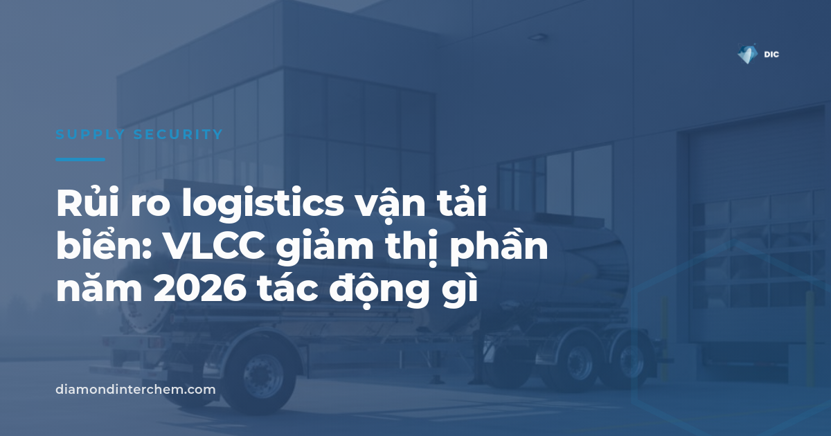 Hình ảnh tàu chở dầu thô neo đậu, minh họa rủi ro logistics vận tải biển đối với ngành hóa chất