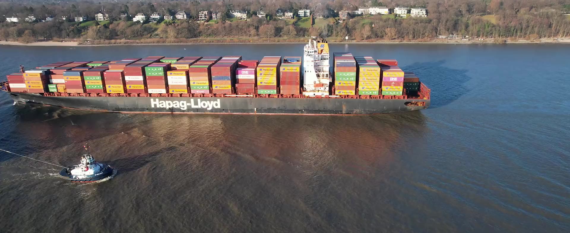 Tàu container đang vào cảng